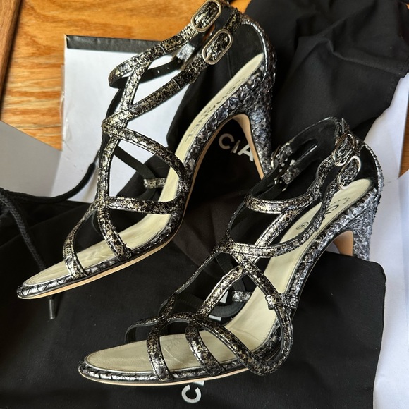 Authentic CHANEL interlocking CC logo snakeskin sandals - Picture 2 of 4